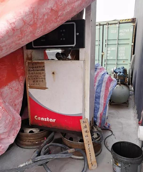 2018年11月1日，中央第三生態(tài)環(huán)境保護督察組進駐山東省開展&ldquo;回頭看&rdquo;。通過對相關(guān)部門走訪問詢，并抽查有關(guān)企業(yè)，發(fā)現(xiàn)山東省物流運輸企業(yè)違規(guī)使用普通柴油或其他高硫分燃油問題依然十分突出，柴油貨車尾氣污染嚴(yán)重。  一、基本情況  《大氣污染防治法》明確，禁止向汽車和摩托車銷售普通柴油以及其他非機動車用燃料。第一輪中央環(huán)保督察反饋指出，山東省以普通柴油替代車用柴油的情況較多，濱州等地市大量物流運輸企業(yè)違規(guī)使用普通柴油，尾氣污染問題突出。  為此，山東省整改方案要求，杜絕違規(guī)使用普通柴油的情況，并明確由原省工商局負(fù)責(zé)部署推進相應(yīng)整改工作。原省工商局于2018年8月1日上報山東省環(huán)境保護督察反饋意見整改工作領(lǐng)導(dǎo)小組，聲稱該問題完成整改并銷號。  二、主要問題  督察發(fā)現(xiàn)，原山東省工商局作為整改責(zé)任主體沒有認(rèn)真履行整改職責(zé)，未就整改工作進行部署推進，整改任務(wù)目標(biāo)完全落空，全省物流運輸企業(yè)違規(guī)使用普通柴油或高硫分燃油問題依然普遍存在。  （一）違規(guī)售油無人管。督察組抽查3個地市的4家煉化公司，發(fā)現(xiàn)這些煉化公司違規(guī)大量向物流運輸企業(yè)銷售普通柴油或其他高硫分燃油，導(dǎo)致這些柴油大量替代車用柴油使用，污染嚴(yán)重。2018年，東營齊潤化工有限公司將3萬余噸硫含量近2000mg/kg的常壓柴油售給物流運輸企業(yè)和加油站，墾利石化有限公司也將3萬余噸硫含量2000-3000mg/kg的燃油售給相關(guān)物流運輸企業(yè)和加油站，硫含量最高超標(biāo)約300倍。2017年中央環(huán)保督察以來，山東匯豐石化集團有限公司將近40萬噸普通柴油銷往多家物流運輸企業(yè)，濰坊市昌邑石化有限公司將5萬余噸國Ⅳ和國Ⅴ的普通柴油售給物流運輸企業(yè)。現(xiàn)場抽查發(fā)現(xiàn)，物流運輸企業(yè)多數(shù)在自身停車場內(nèi)私自安裝加油裝置，將所購違規(guī)油品自用，昌邑市盛宏物流有限公司甚至違法轉(zhuǎn)售其他社會車輛。   圖1 昌邑市盛宏物流有限公司在停車場內(nèi)私設(shè)加油裝置  （二）督察整改做樣子。原省工商局作為督察整改的責(zé)任主體，接受任務(wù)時服從安排，實際整改時做做樣子。督察反饋明確指出問題主要是煉化公司違法向物流運輸企業(yè)銷售普通柴油替代車用柴油使用，導(dǎo)致汽車尾氣污染。但原省工商局等部門整改時僅部署對加油站和成品油倉儲批發(fā)企業(yè)的檢查，沒有將煉化公司到物流運輸企業(yè)的黑色鏈條作為查處對象。整改工作指東打西，真正問題沒有觸及。另外，整改方案明確的目標(biāo)是&ldquo;強化日常監(jiān)督管理，杜絕違規(guī)使用普通柴油&rdquo;；但原省工商局擅自在銷號材料中將目標(biāo)改為&ldquo;針對加油站開展專項整治行動&rdquo;，以此蒙混過關(guān)，虛假銷號。   圖2 原省工商局在銷號確認(rèn)表上弄虛作假  （三）執(zhí)法監(jiān)管走過場。2017年以來，山東省各市共打擊取締非法加油點近2000家，但僅對涉案物流運輸企業(yè)進行了處罰，未能以此為線索追根溯源，對源頭煉化公司違規(guī)售油問題進行查處，煉化企業(yè)到物流運輸企業(yè)的黑色鏈條始終未被斬斷。  一些煉化企業(yè)長期游離于監(jiān)管之外，缺乏對法律的敬畏。2018年8月，生態(tài)環(huán)境部調(diào)研發(fā)現(xiàn)中國化工集團山東昌邑石化有限公司涉嫌違法生產(chǎn)銷售國Ⅳ普通柴油，但在進一步調(diào)查時，企業(yè)拒絕配合，不提供相關(guān)臺賬，并臨時編造相關(guān)記錄。&ldquo;回頭看&rdquo;進駐后，督察組再次現(xiàn)場檢查，要求企業(yè)提供儲運臺賬，企業(yè)依然拒絕提供，并繼續(xù)編造謊言，提供虛假材料，性質(zhì)十分惡劣。  對此，濰坊市查處不嚴(yán)不實，甚至試圖蒙混過關(guān)。在督察組兩次督導(dǎo)后，查處工作依然走過場，在未調(diào)度企業(yè)生產(chǎn)記錄和儲運臺賬等關(guān)鍵證據(jù)的情況下，即采信企業(yè)說法，甚至未調(diào)閱生產(chǎn)記錄就作出該企業(yè)2018年未生產(chǎn)銷售國Ⅳ普通柴油的結(jié)論。直到督察組再次督導(dǎo)、進一步明確要求后才加大查處力度，發(fā)現(xiàn)該企業(yè)2018年實際以燃料油名義違規(guī)銷售國Ⅳ普通柴油4萬多噸。  三、原因分析  原山東省工商局不在整改落實中下功夫，反而在整改銷號上動腦筋，表面整改，虛假整改問題突出。  山東省有關(guān)地市不敢動真碰硬，對違法銷售不合格油品的黑色鏈條整治不力，未能對油品來源追根溯源，未對煉化企業(yè)的違法行為依法查處。